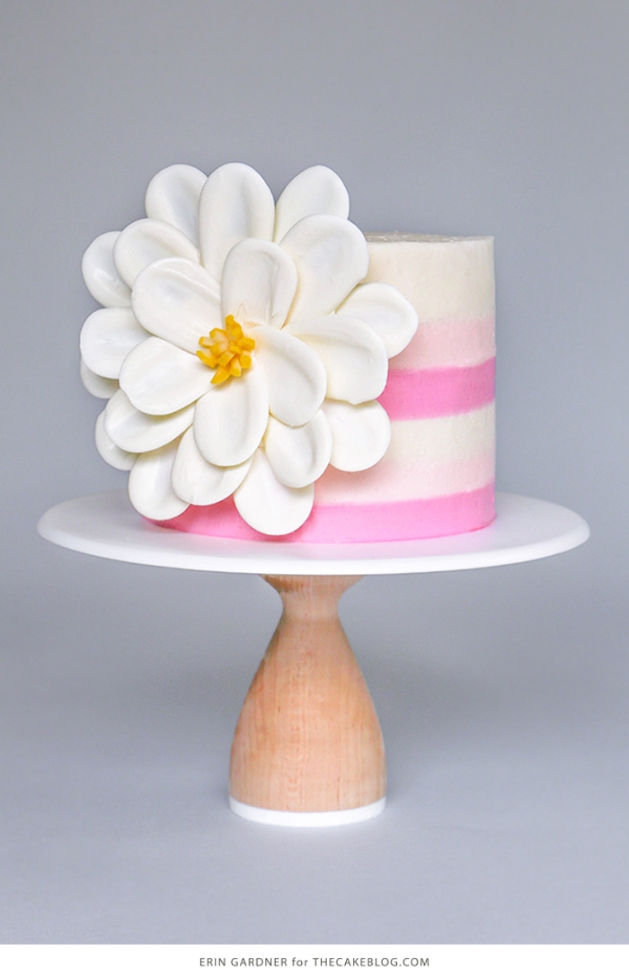 Torte mit rosa und weißer Buttercreme, Blume aus weißer Schokolade