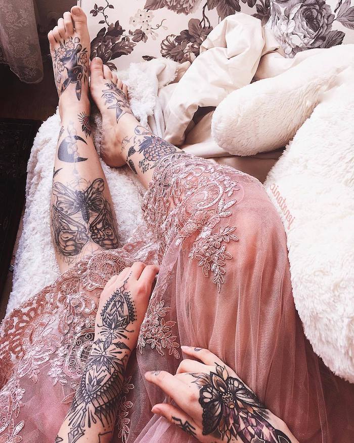 Tattoos am ganzen Körper, Schmetterlinge Mond und Blumenmotive, rosa Spitzenkleid