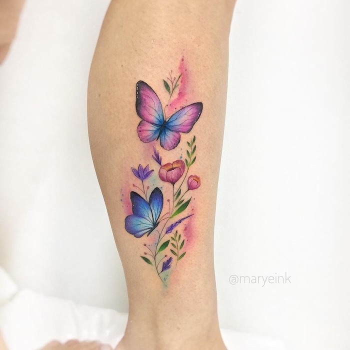 Farbiges Bein Tattoo, zwei Schmetterlinge und Blumen, Tattoo Ideen für Frauen