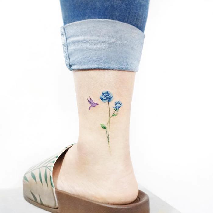 Tattoo an der Wade für Frauen, blaue Blume und lila Vogel, zartes Tattoo Motiv