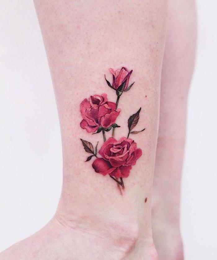 Schönes Bein Tattoo für Frauen, drei rote Rosen, zartes Tattoo Motiv, farbiges Tattoo