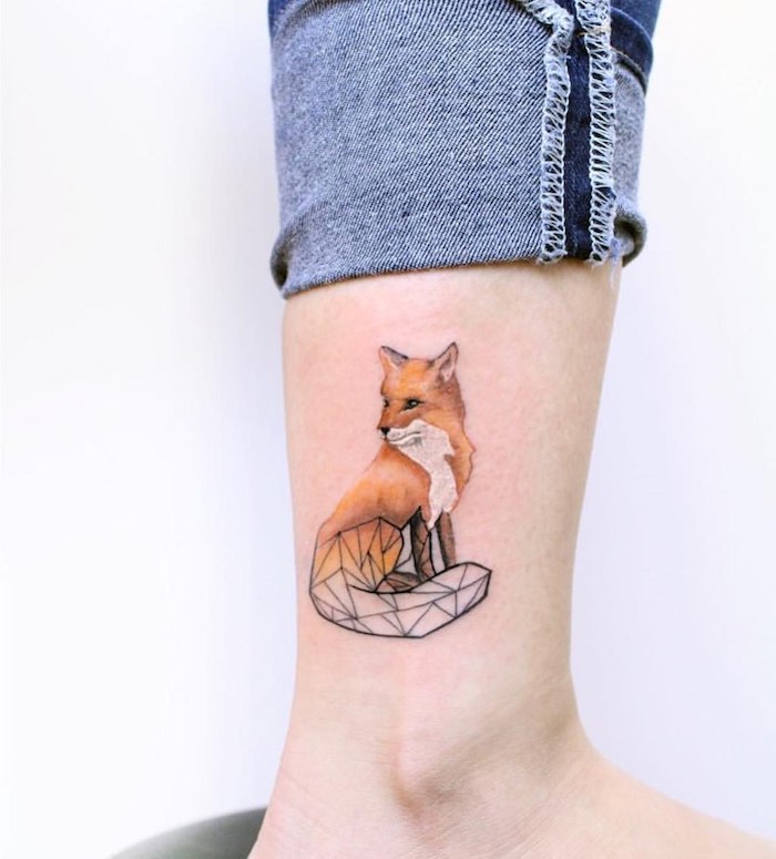 Fuchs Tattoo am Bein, kleine farbige Tattoos für Frauen, dunkelblaue Jeans