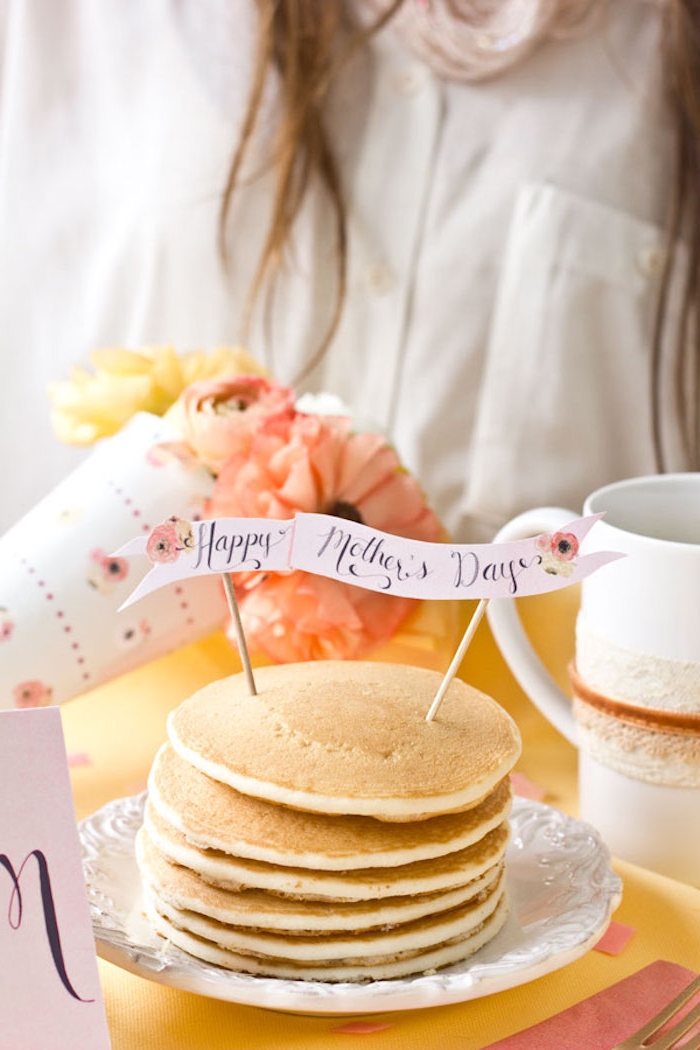 Frühstück zum Muttertag selbst zubereiten, Pfankuchen mit Botschaft und Blumenstrauß