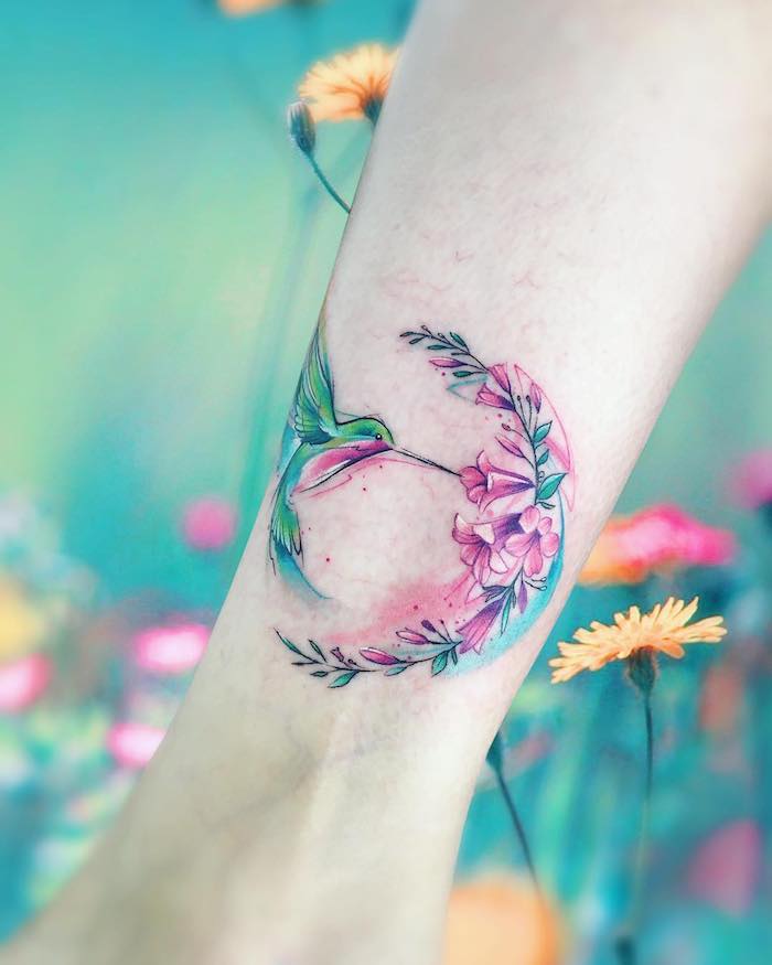 Farbiges Tattoo, Kolibri und Blumen, Bein Tattoo für Frauen, zartes weibliches Motiv