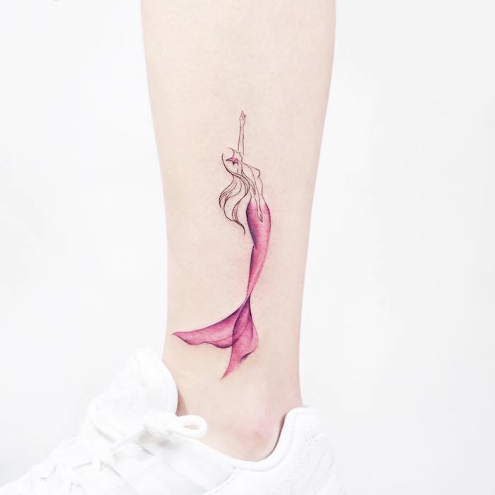 Bein Tattoo für Frauen, Meerjungfrau in Rosa, weibliches Tattoo Motiv, weiße Sneaker