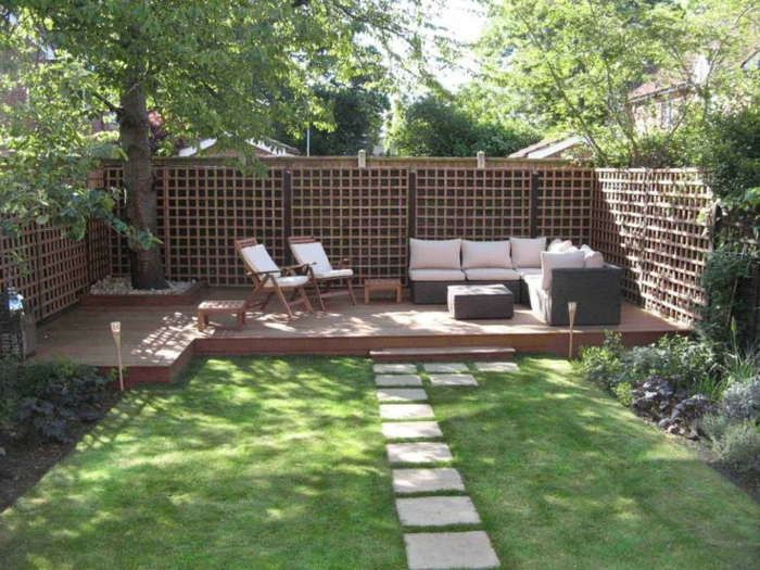 Garten anlegen günstig, ein gepflegter Garten, weiße Loungemöbel, ein hoher Sichtschutz