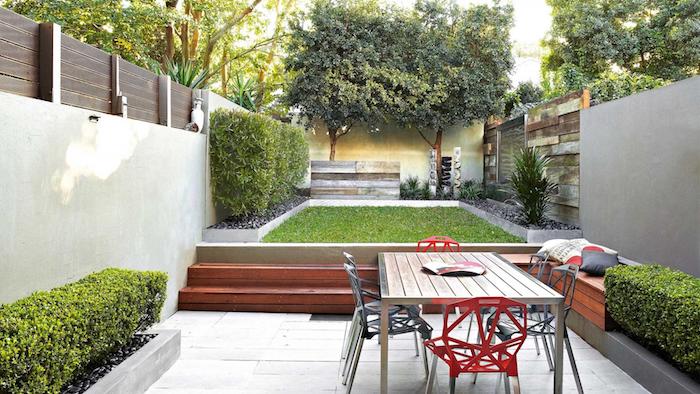 gartengestaltung beispiele, kleiner hintergarten mit hohem zaun aus beton und holz, sitzecke
