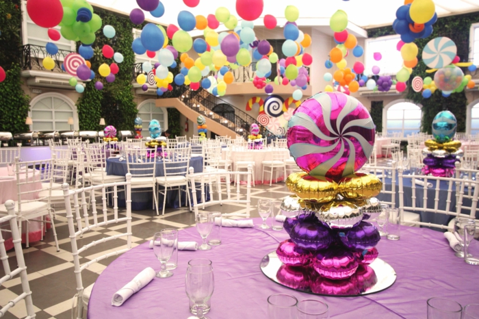 tischdekoration geburtstag bunte ideen für kinder und erwachsene, baloons mit farben hängend
