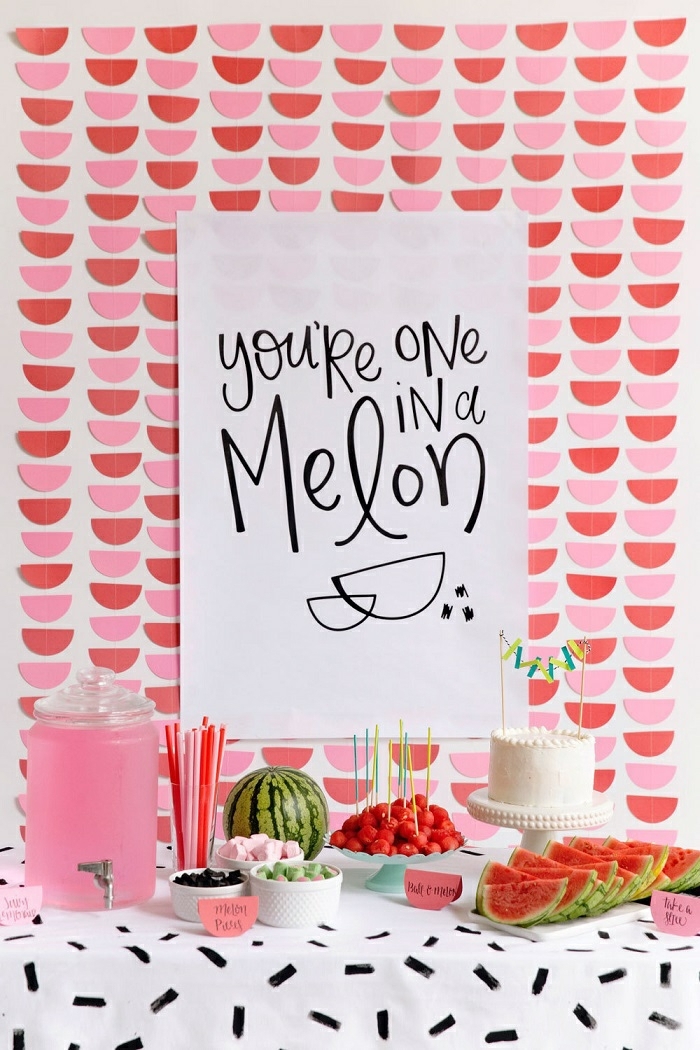 lustige tischdeko geburtstag feier im somer, pinke deko, wassermelone und melone als motiv