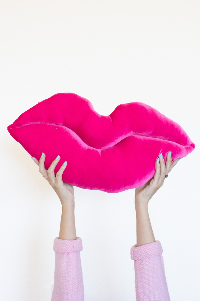 Kissen selber nähen, kreative Idee für DIY Geschenk, Kuss aus violettem Plüsch