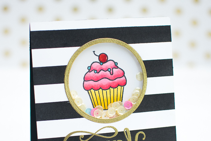 geburtstagskarten selber machen, gestreiftes papier in schwarz und weiß, rosa cupcake mit kirsche