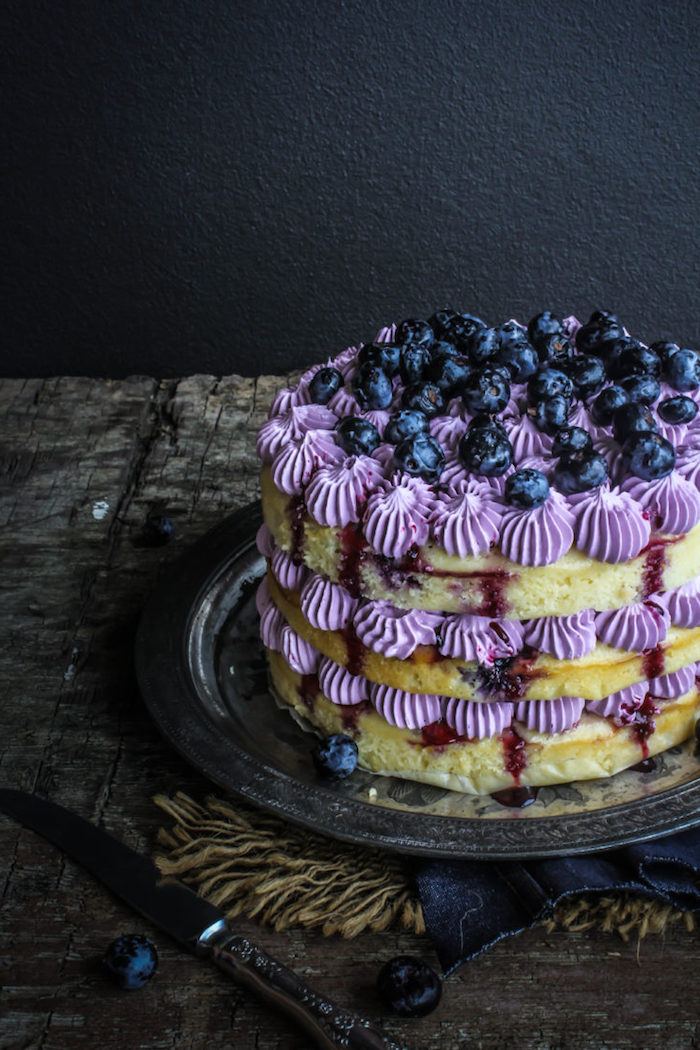 Torte aus drei Böden, mit lila Creme und Blaubeeren, Idee für leichte Geburtstagstorte