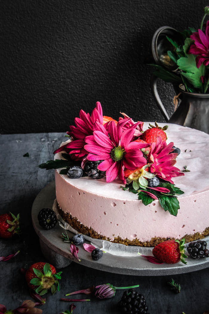 Cheesecake mit echten Blüten und frischen Beeren dekoriert, Idee für Geburtstagstorte
