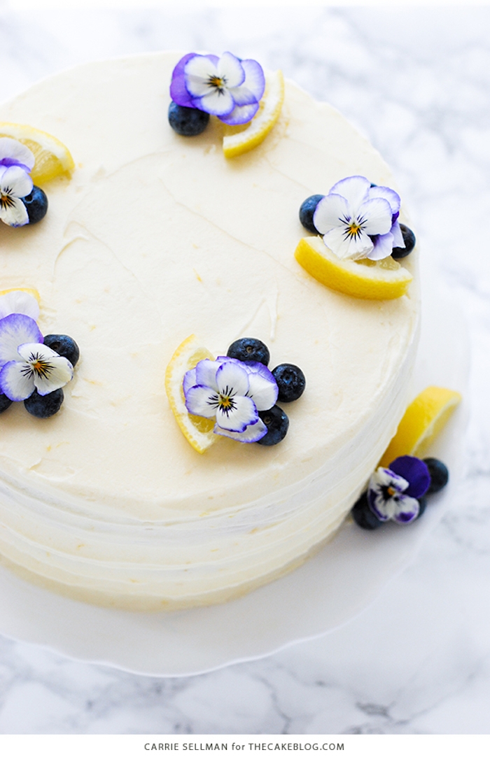 Torte mit Buttercreme Zitronenscheiben und Stiefmütterchen, Idee für Geburtstagstorte