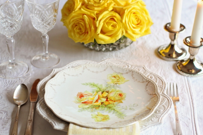ein Luxus Geschirr für Kommunion Tischdekoration, gelbe Papierblumen, zwei Kerzenständer
