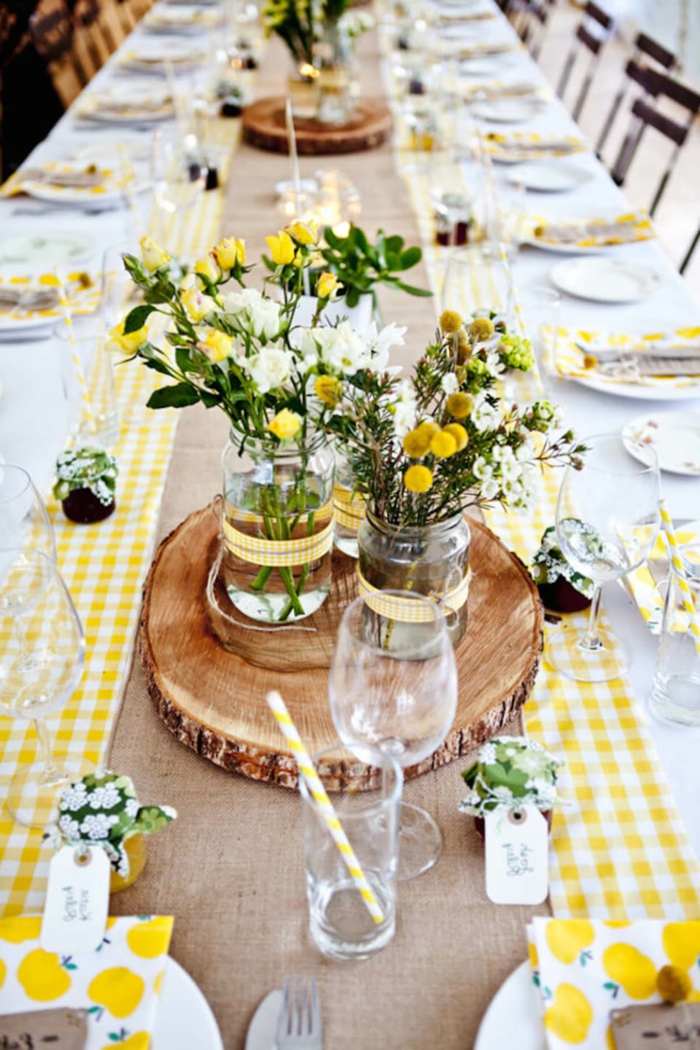 bunter Tischläufer, Feldblumen in gelber und weißer Farbe, Treibholz als Dekoration, Kommunion Tischdekoration