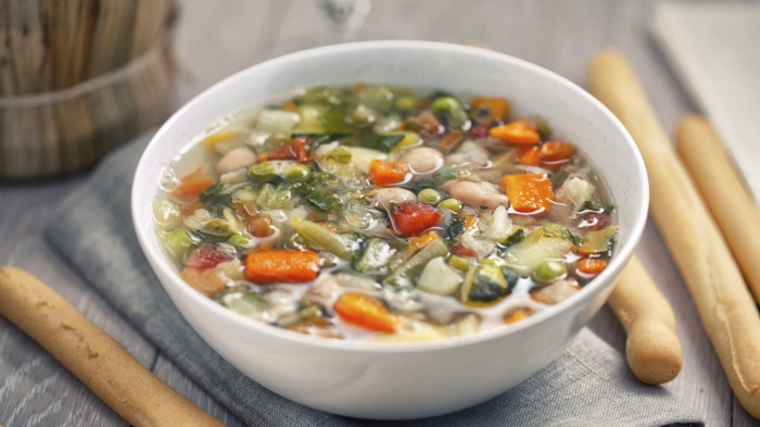 einfache rezepte ernährungsplan, eine einfache suppe, schnell zum zubereiten, gemüse und hähnchen supperezept