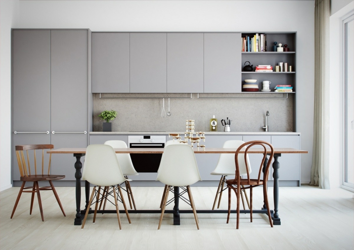 Wandfarbe Hellgrau, hellgraue Regale, eine moderne Einrichtung, gemütliche Küche