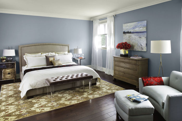 welche farben passen zusammen grau und beige sind eine klassische dezente kombination für da sschlafzimmer, ruhig im doppelbett schlafen, rote rosen deko