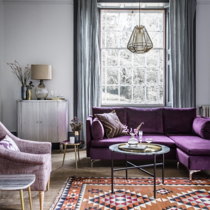 lila oder violett, welche farbe passt zu grau, zimmergestaltungsidee, lampe, dekoideen, sofa