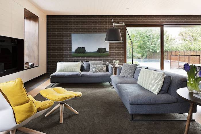 schlafzimmer grau im eleganten zuhause, wohnraum, graue sofas und gelbe sessel, kontraste schaffen
