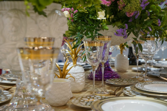 bunte Teller, braune Tischdecke, Kommunion Tischdekoration, eine Vase in der Mitte