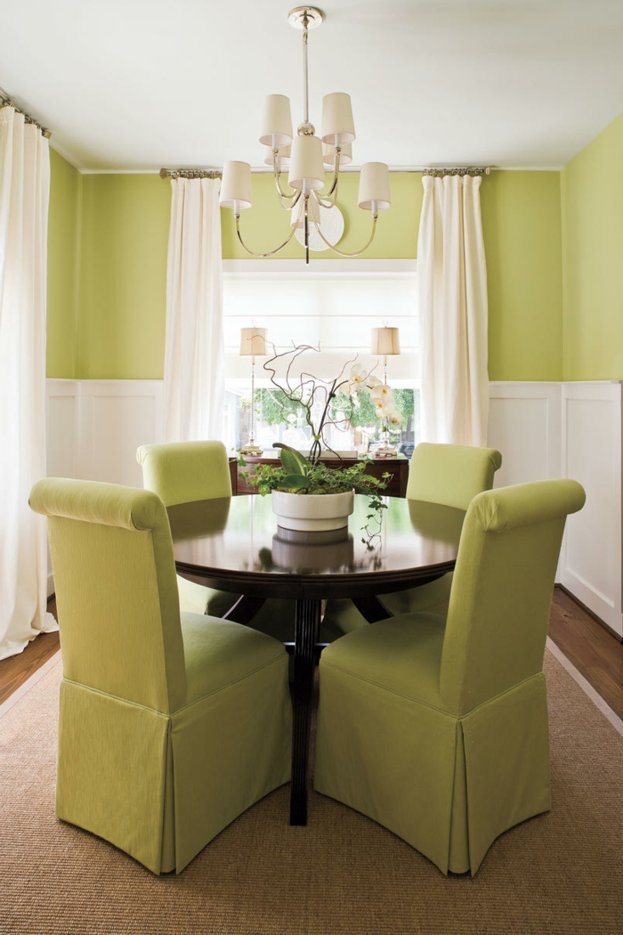 kleines Esszimmer für eine kleine Familie, kleine Wohnung einrichten, grüne gepolsterte Stühle