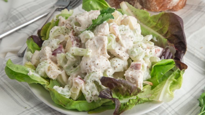 ein gemischter Salat aus Dressing, Fleisch und Gemüse, leckere Salate zum Abnehmen