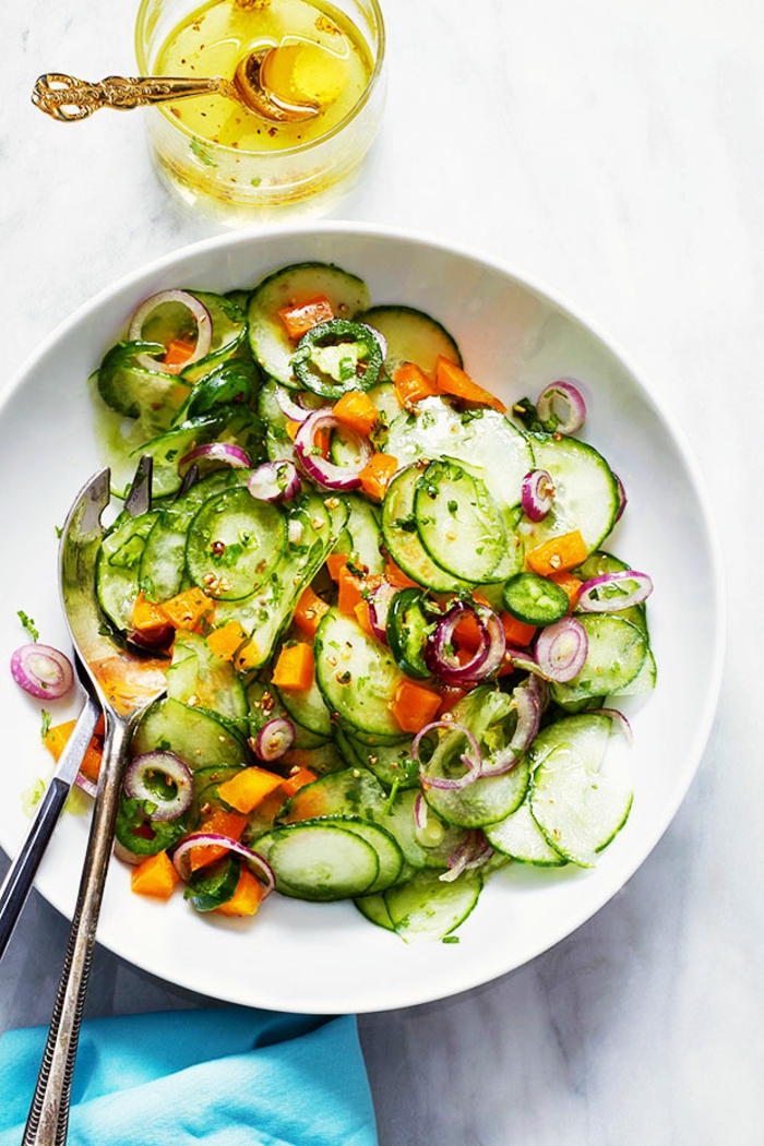 durchsichtige Scheiben von Gurken, Zwiebel und Karotten, leckere Salate zum Abnehmen