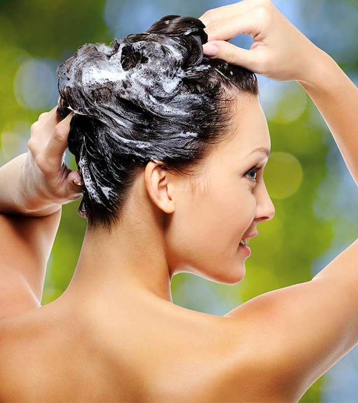 haarwachstum shampoo in die haare einmassieren, frau, rücken, haare waschen, haarpflege