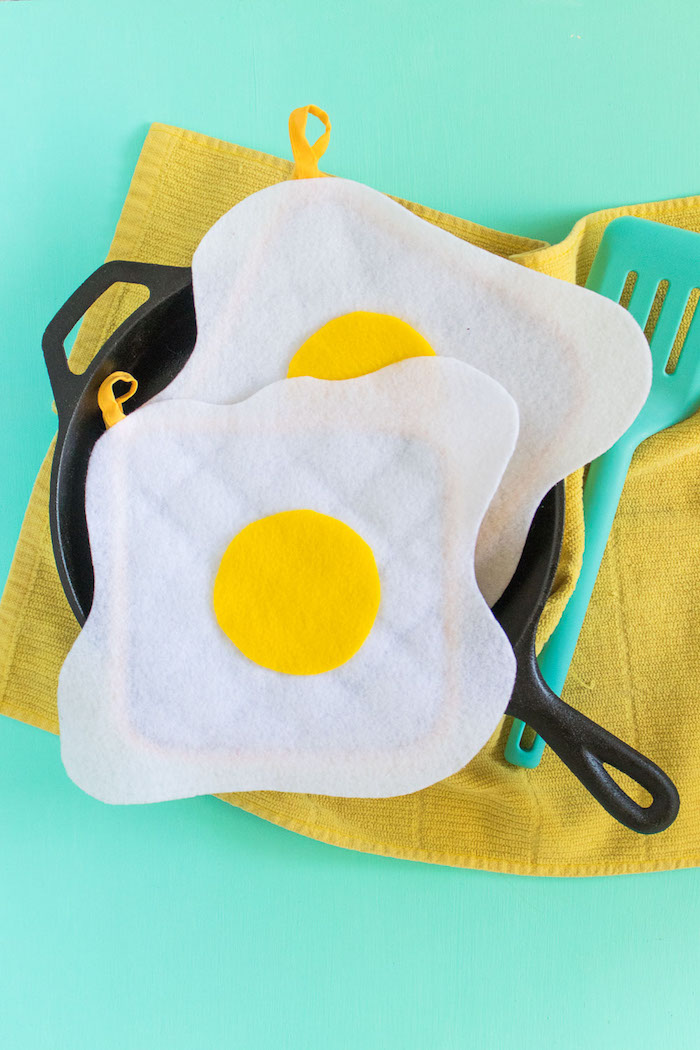 Eier Handgriffe selber nähen, aus weißem und gelbem Stoff, leichte und schnelle DIY Idee 