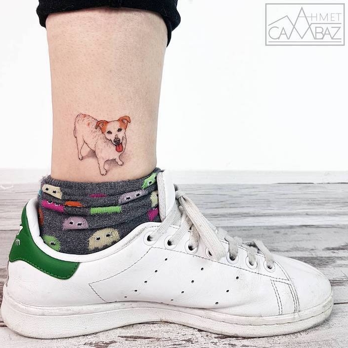 Lustiges Tattoo, sich einen Hund stechen lassen, bunte Socken und weiße Sneaker