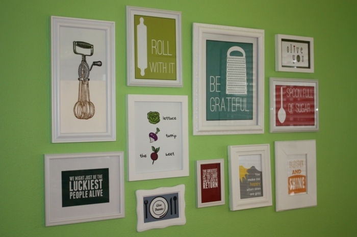 eine grüne Wand, viele Bilder mit schlauen Aufschriften, Küchenwand dekorieren