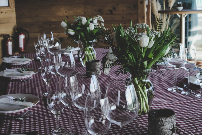 rustikale Tischdeko, Kommunion Dekoration mit weißen Tulpen, rote Tischdecke