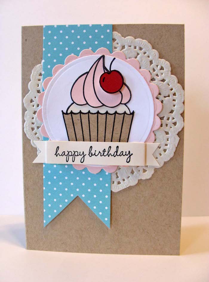 karten basteln mit papier, cupcake mit kirsche, strickerei, selbstgemachte geburtstagskarte mit 3d dekorationen