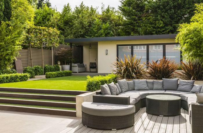 kleingarten gestalten, polstermöbel, runder sofa mit grauen sitzkissen, modernes haus