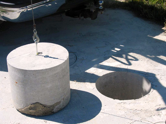 beton bohren, kernbohrung, großes loch im betonboden, kanal, betonkern