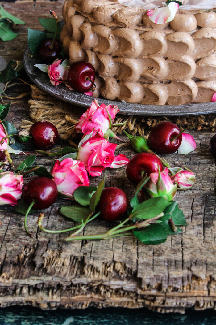 Torte mit Buttercreme Kirschen und echten Blüten dekorieren, schöne Idee zum Nachmachen