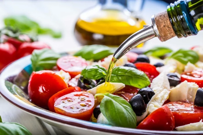 grichischer Salat, schnelle Salate, kleine rote Kirschtomaten, Olivenöl