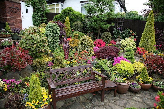 kleingarten gestalten, sitzbank aus holz, keramische blumentöpfe, gartenpflanzen