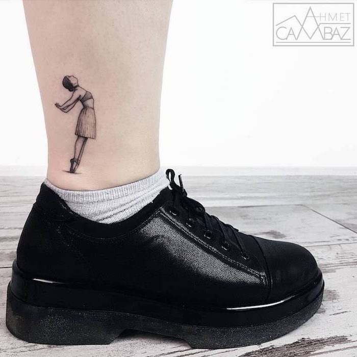 Tattoo Motiv für Frauen, kleine Ballerina sich stechen lassen, schwarze Snekaer