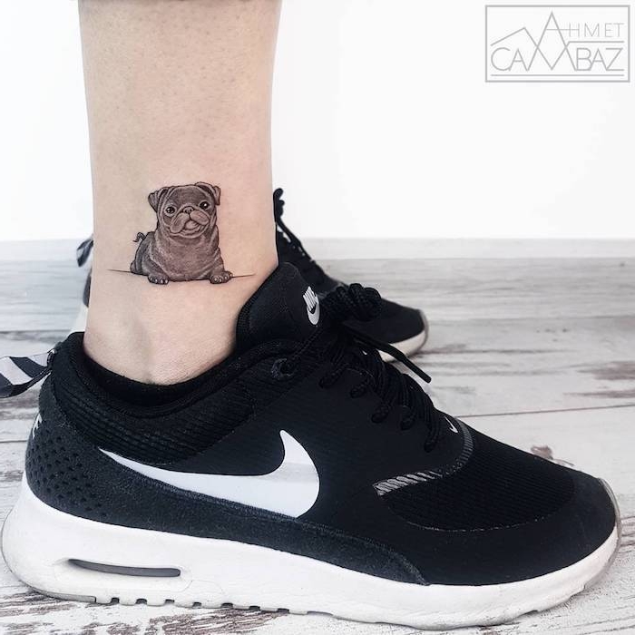 Kleines Hund Tattoo, Ideen für Bein Tattoos, schwarze Nike Sneaker