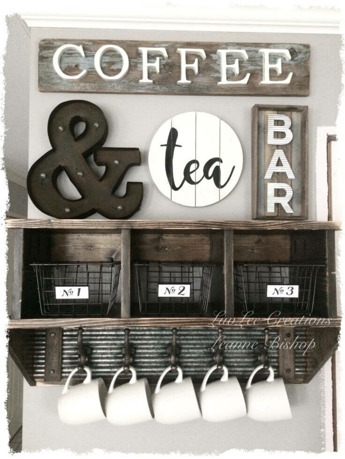 schlau gestaltete Küchenwand, Aufschrift Koffee und Tee, weiße Tassen, die hängen