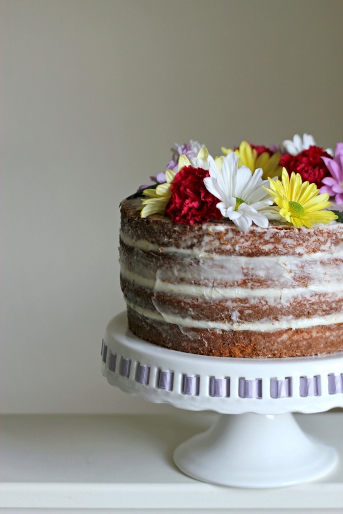 Torte mit Buttercreme und bunten echten Blüten, Idee für selbstgemachte Geburtstagstorte