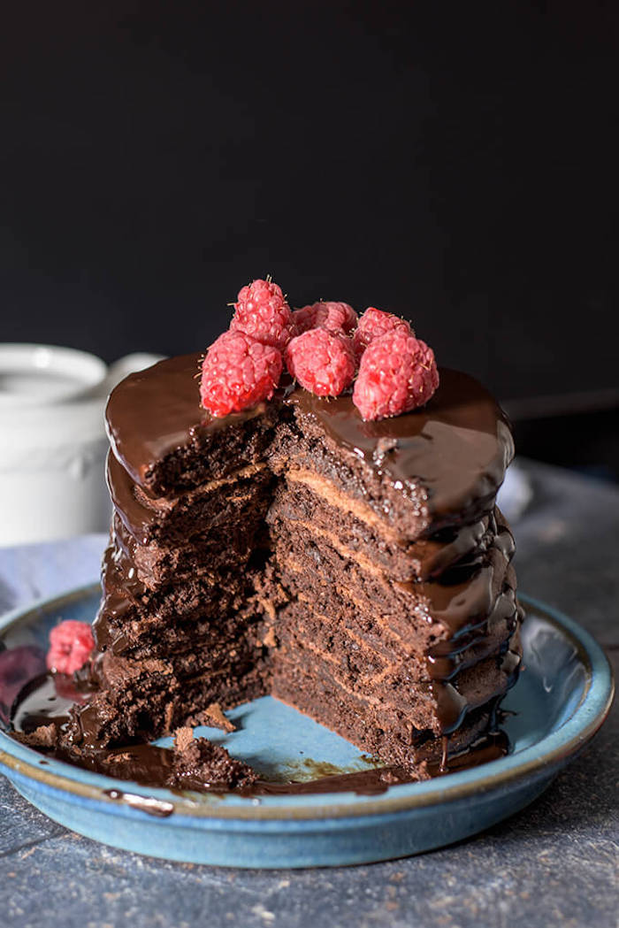 Leichte und schnelle Torte, Pfannkuchen mit Schokolade und Erdbeeren