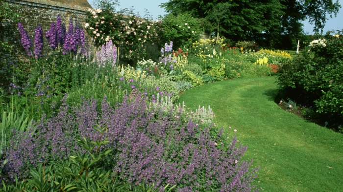 für ein pflegeleichter Garten können Sie viel Lavender pflanzen, ein Gartenweg mit Rasen