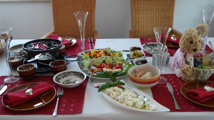 ein schön gedeckter Tisch, Tischdekoration Kommunion, rote Servietten