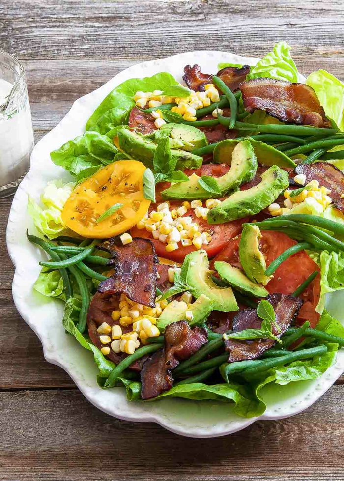 grüner Salat Kirschtomaten, Avocado und Korn als Dekoration, weißes Dressing, Salate Rezepte zum Abnehmen