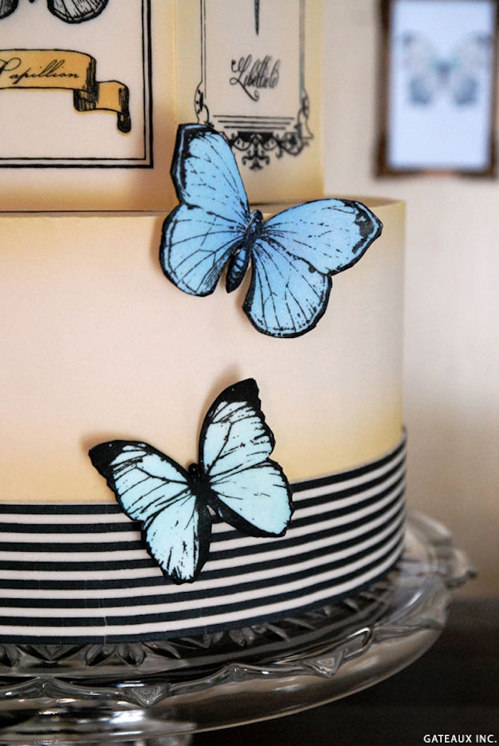 Dreistöckige Vintage Torte mit blauen Schmetterlingen, Idee für Hochzeitstorte