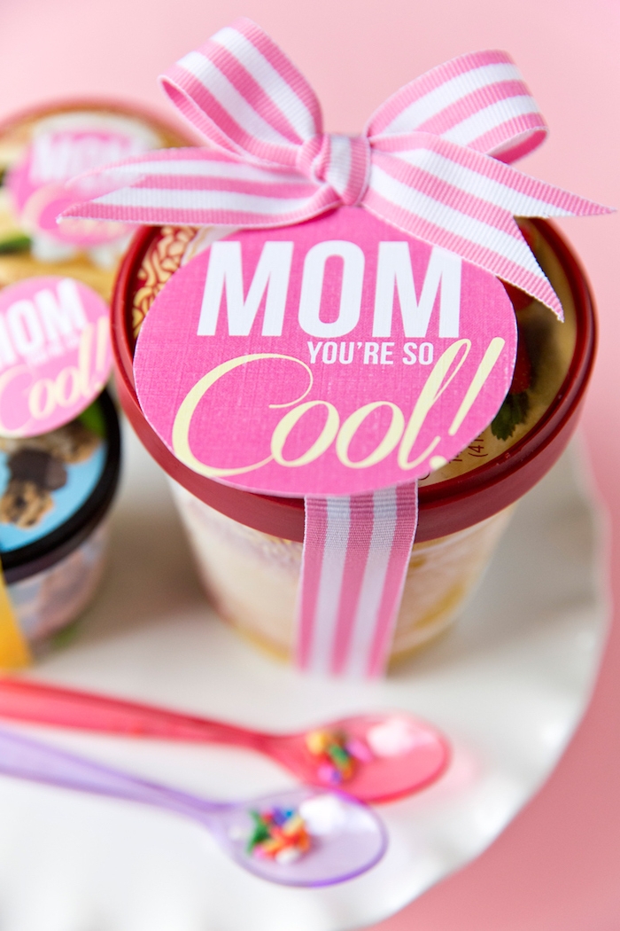 Eis mit Schleife und Aufhänger, Aufschrift Mom You're So Cool, schöne Geschenkidee zum Muttertag